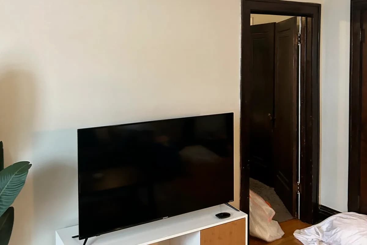 1909-13 W. Larchmont Ave, Apt 1911-2A, living room — photo 5