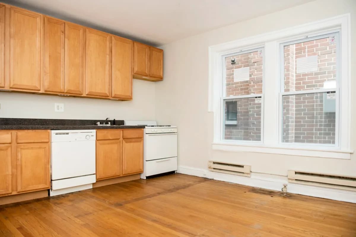 2129 N. Dayton St, Apt 204 — photo 2
