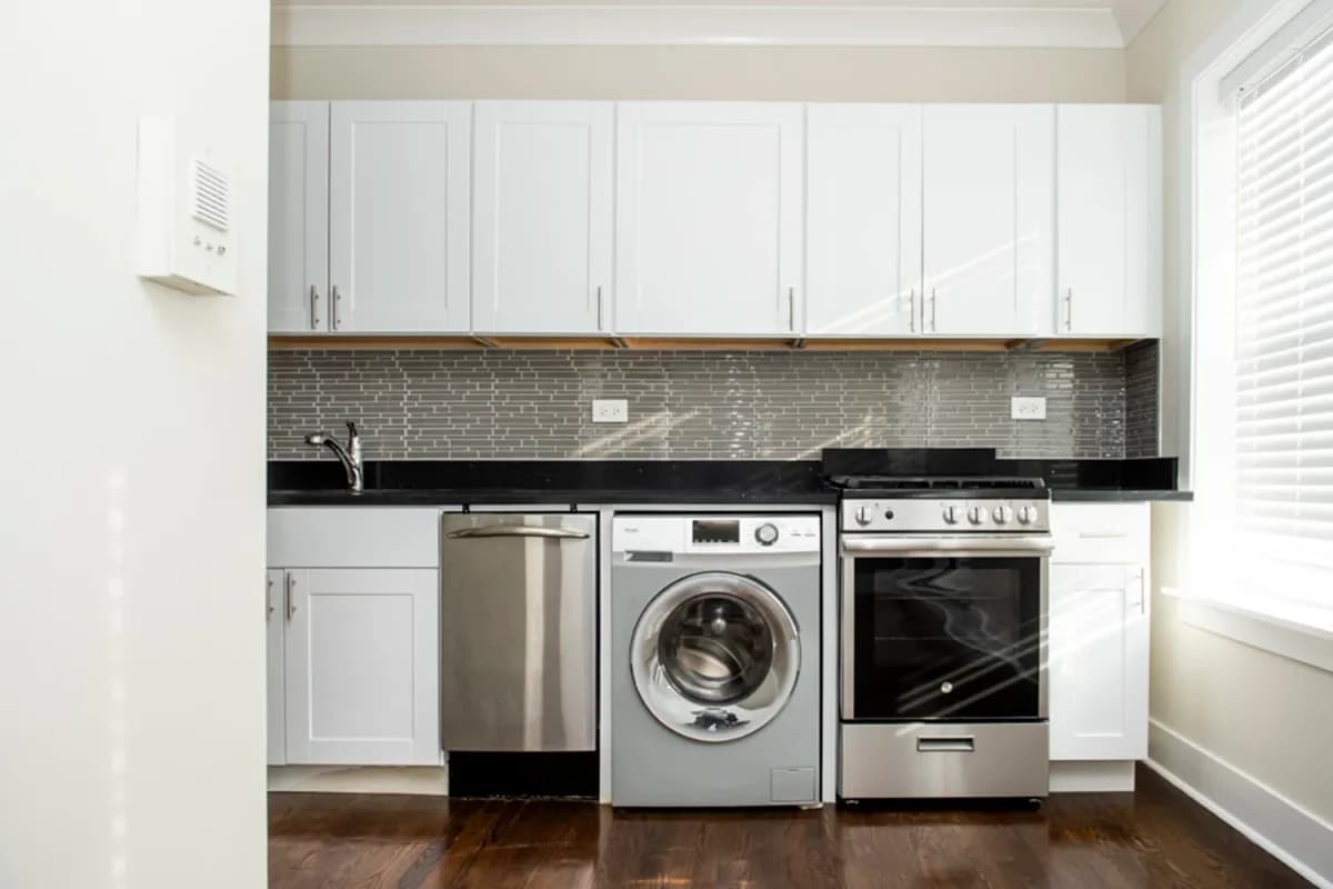 2129 N. Dayton St, Apt 206 — photo 2