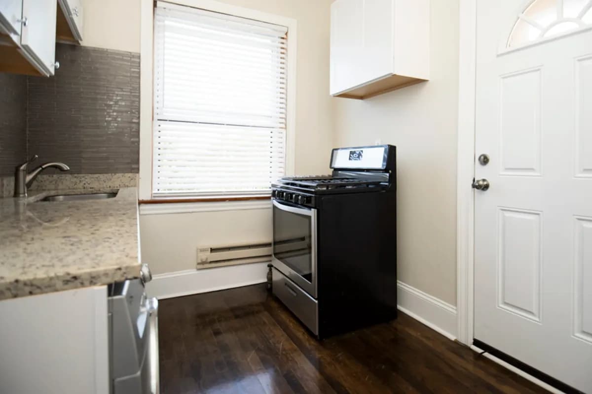 312-320 Lee St, Apt 3 — photo 2
