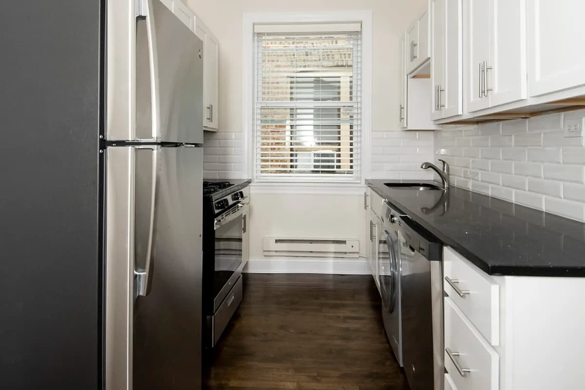 325-31 Kedzie St, Apt 3 — photo 4