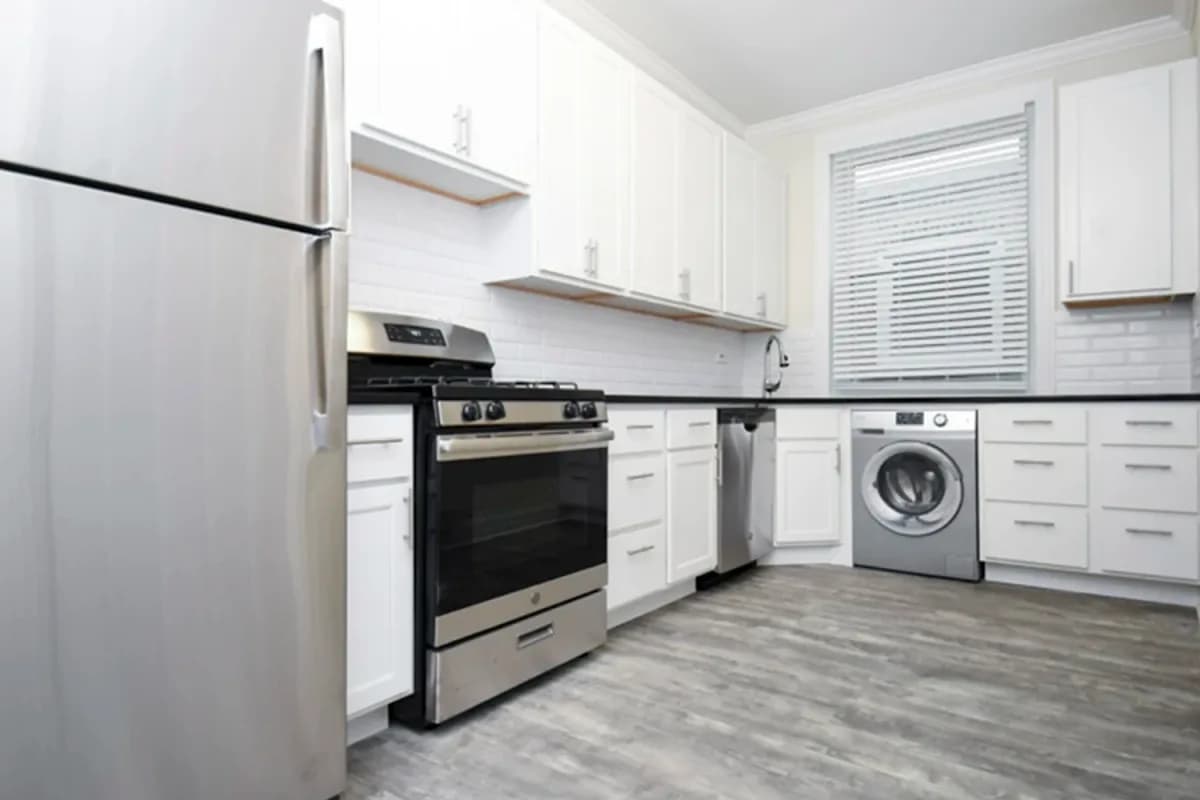 325-31 Kedzie St, Apt 3 — photo 1