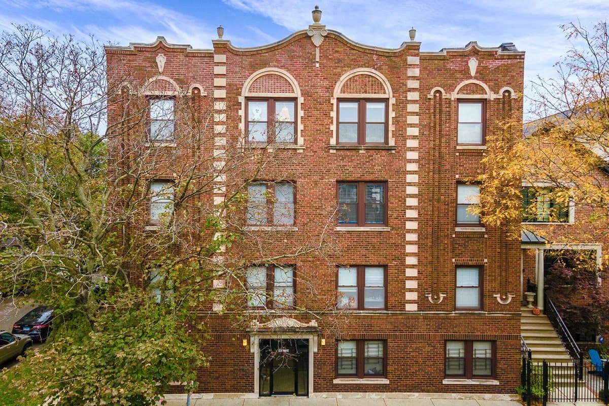 3323-25 N. Lakewood Ave apartment building