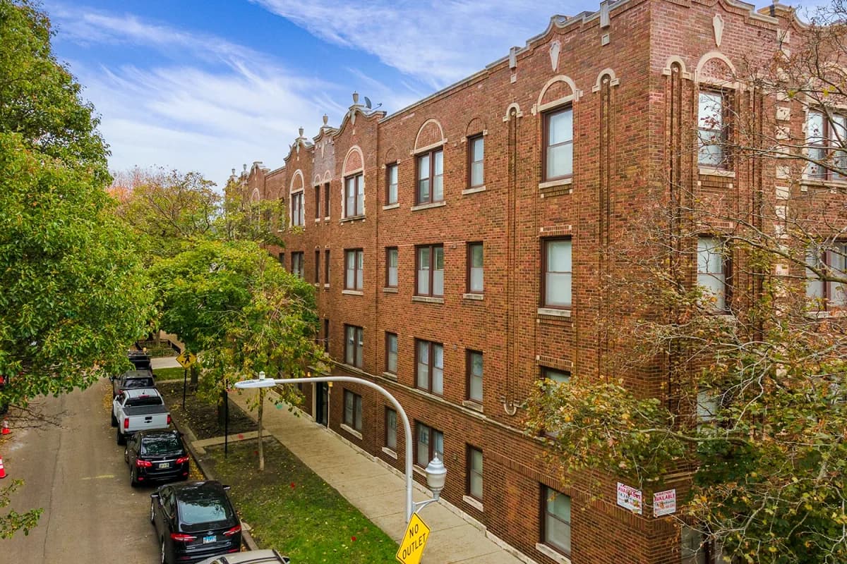 3323-25 N. Lakewood Ave apartment building
