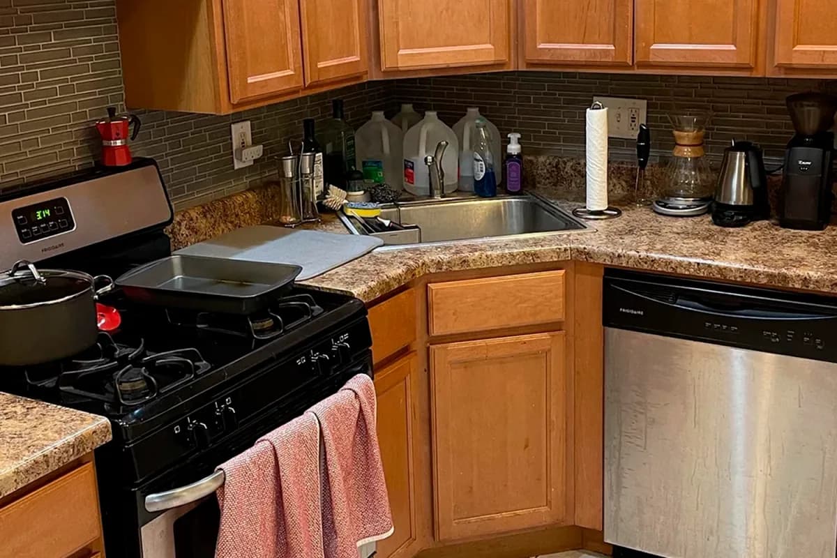 3323 N. Lakewood Ave, Apt G — kitchen with tile backsplash and stainless appliances