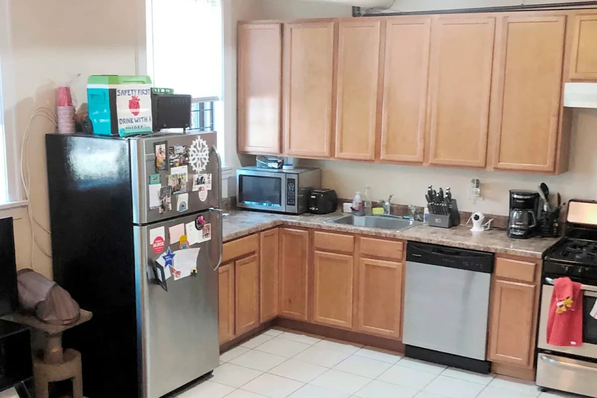 3325 N. Lakewood Ave, Apt G — kitchen view toward refrigerator and windows