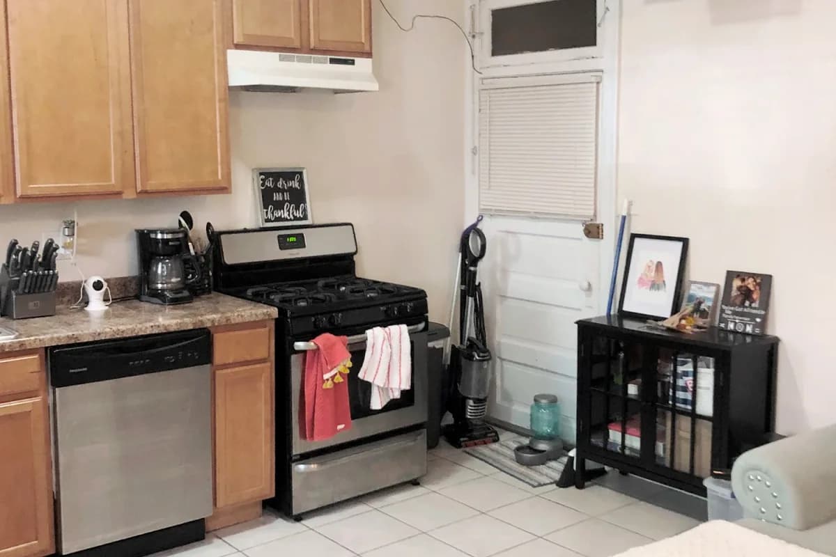 3325 N. Lakewood Ave, Apt G — kitchen and back door area