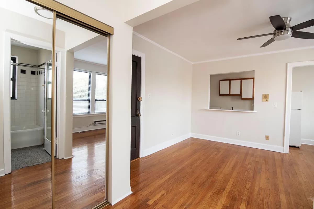 3345-47 N. Marshfield Ave, Apt 204 — photo 5
