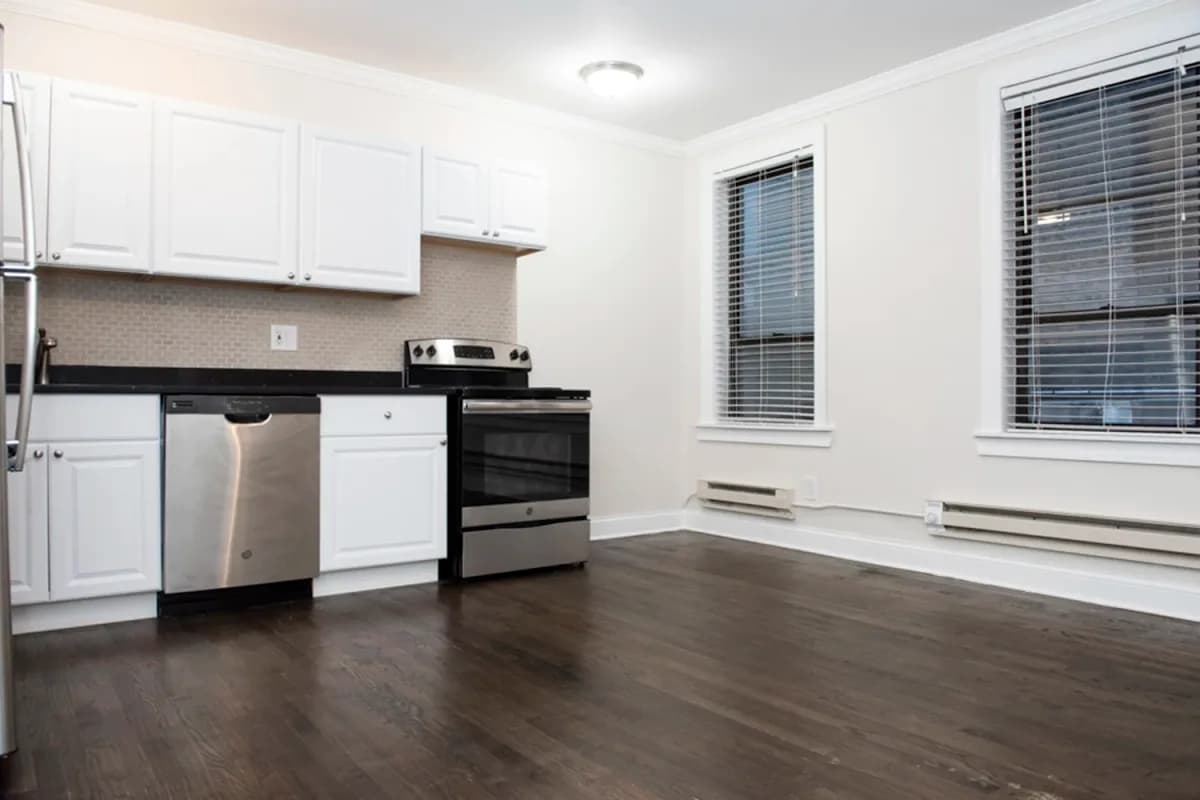 3345-47 N. Marshfield Ave, Apt 209 — photo 2