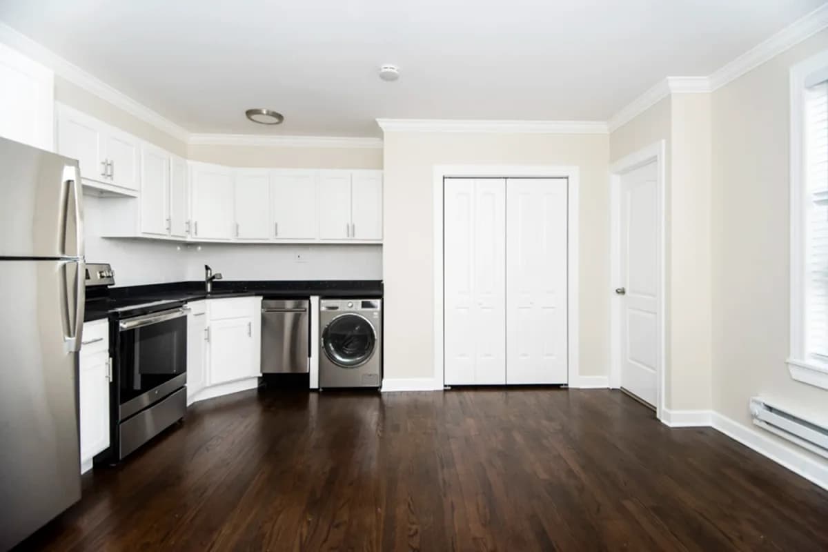 3345-47 N. Marshfield Ave, Apt 302 — photo 2