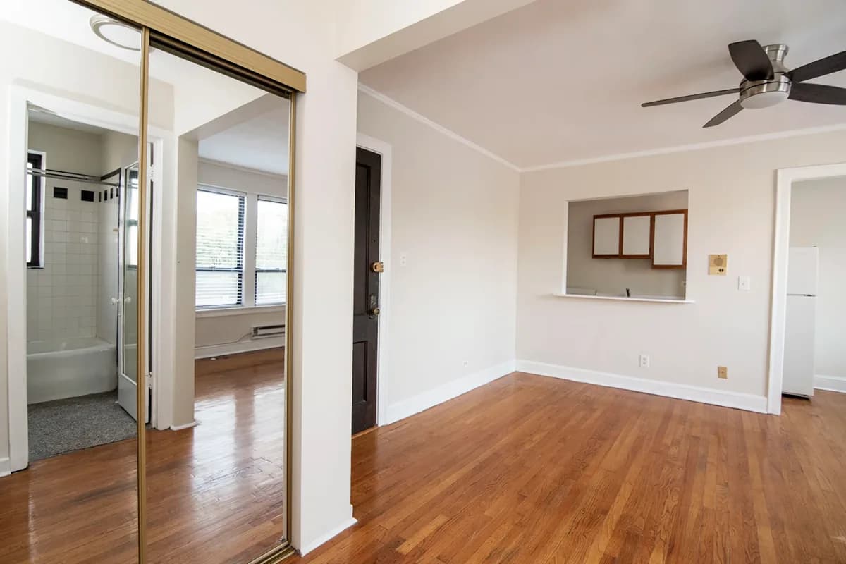 3345-47 N. Marshfield Ave, Apt 304 — photo 5