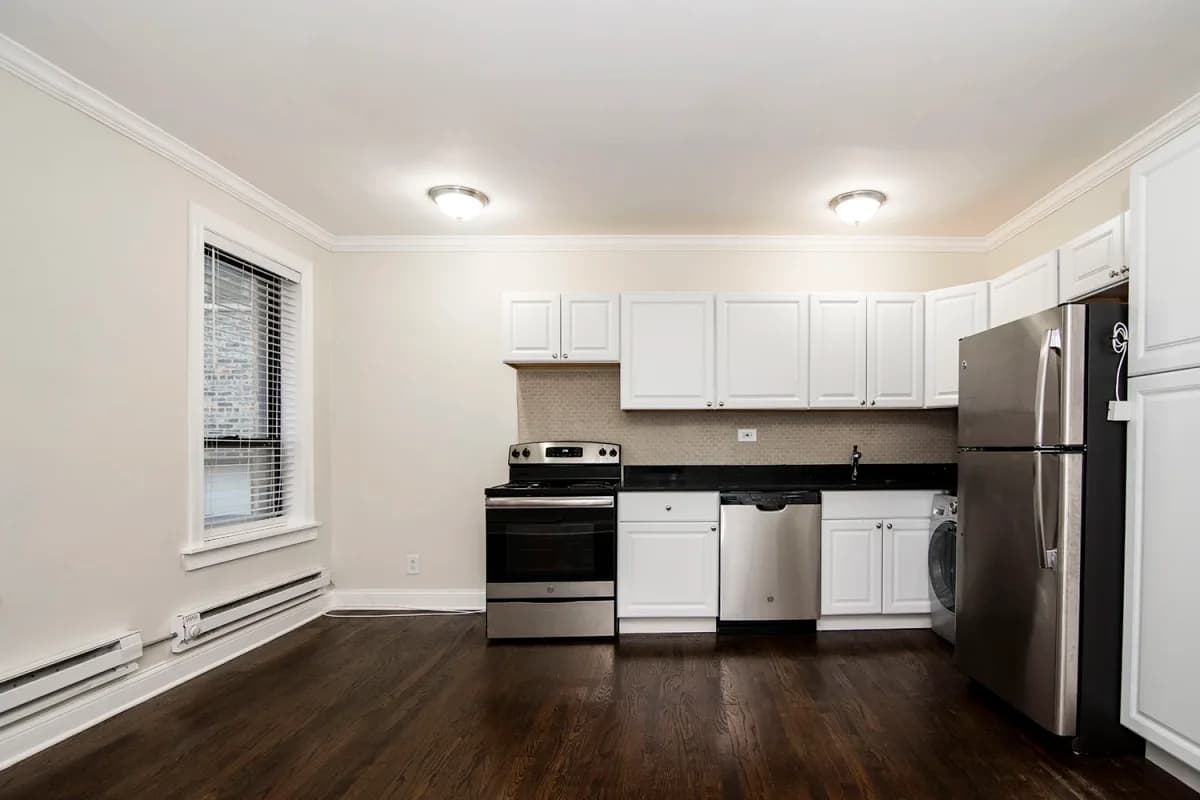 3345-47 N. Marshfield Ave, Apt 308 — photo 2