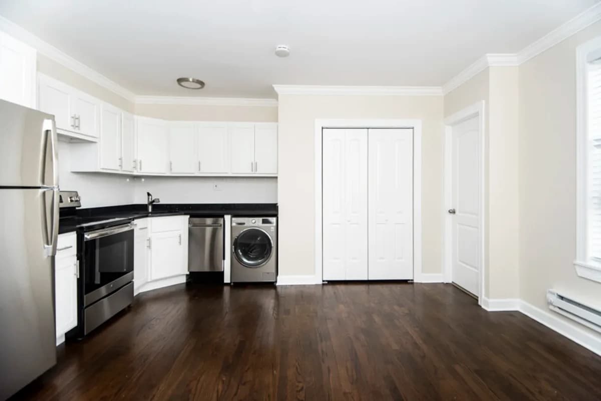 3345-47 N. Marshfield Ave, Apt 402 — photo 2