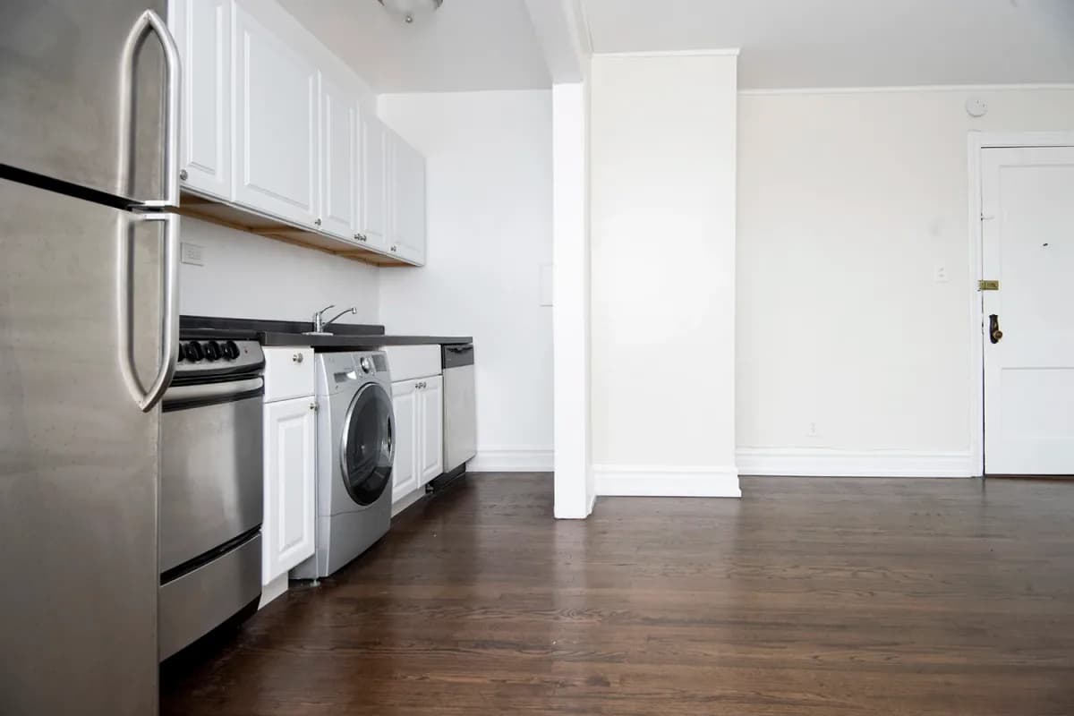 3345-47 N. Marshfield Ave, Apt 406 — photo 2