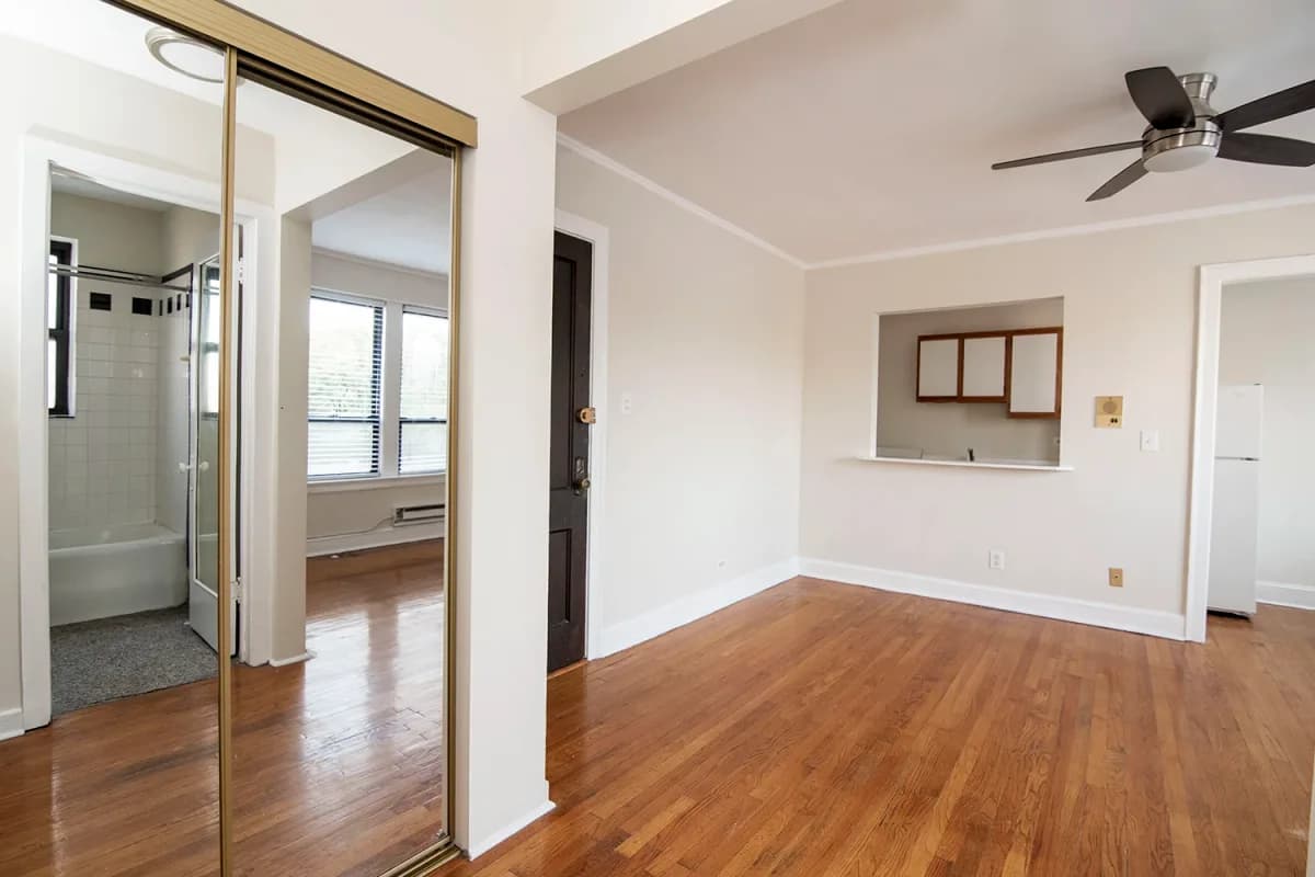 3345-47 N. Marshfield Ave, Apt 409 — photo 4