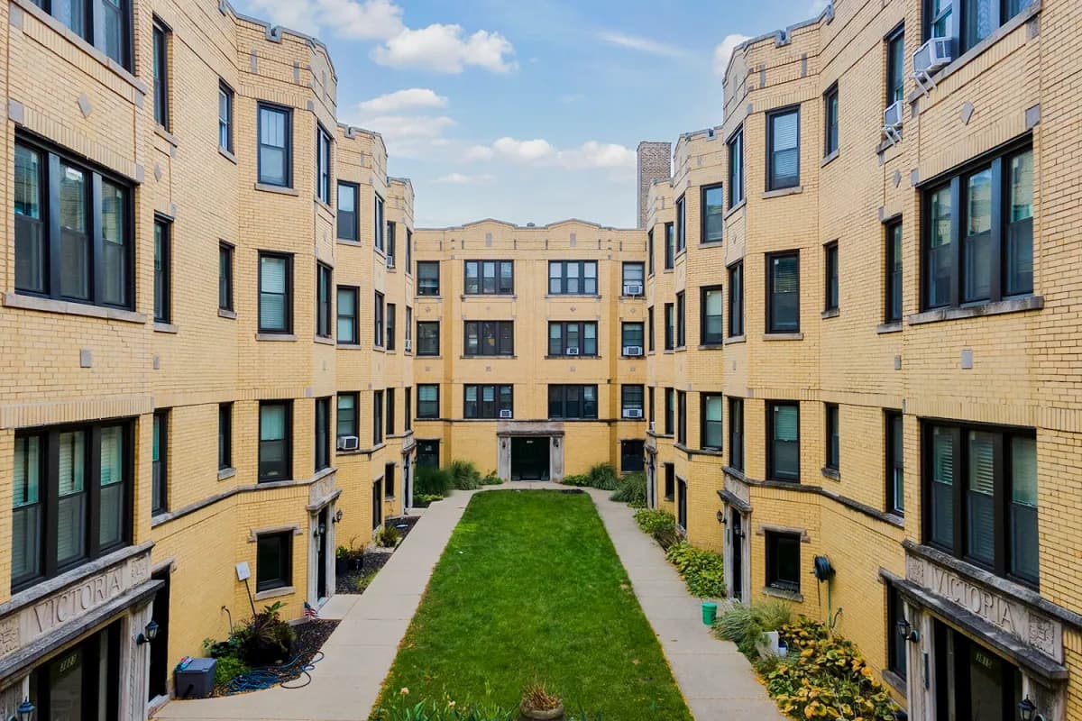 3815-23 N. Greenview Ave apartment building