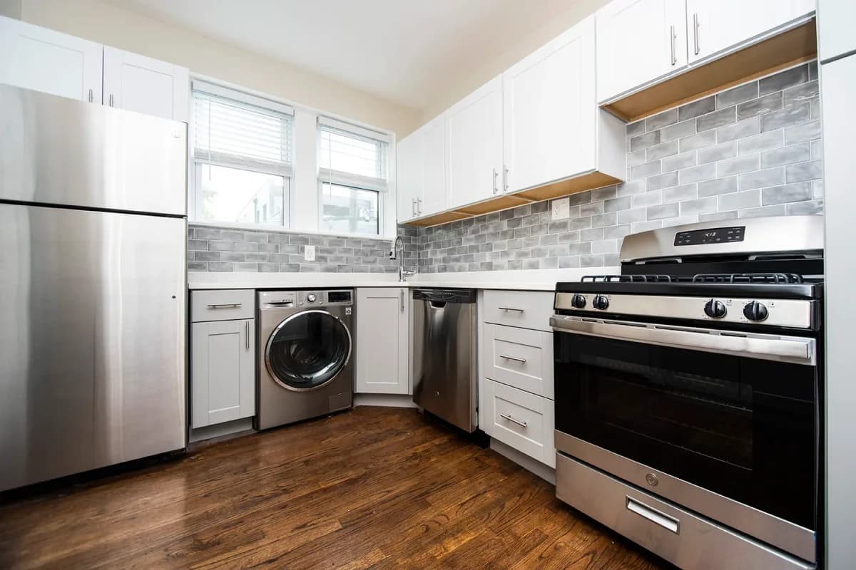 3815-23 N. Greenview Ave, Apt 2w — photo 2