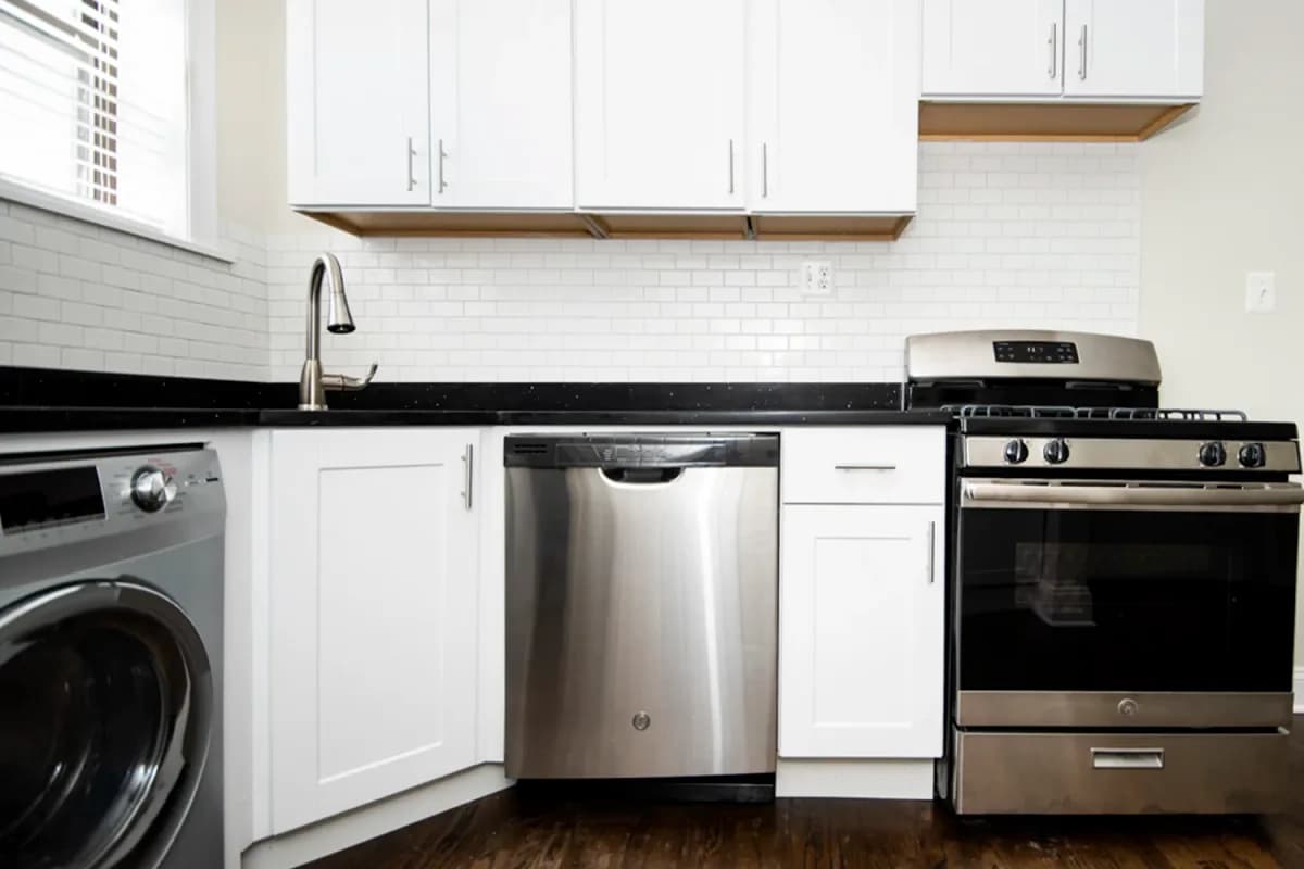 3815-23 N. Greenview Ave, Apt 3w — photo 2