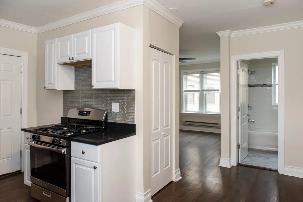 3815-23 N. Greenview Ave, Apt 3e — photo 3