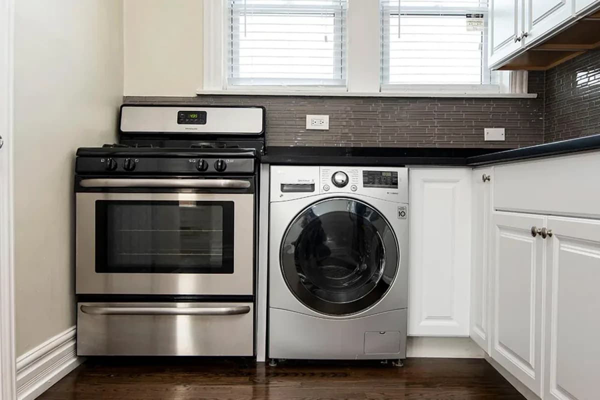 3819.5 N. Greenview Ave, Apt 1E — photo 1
