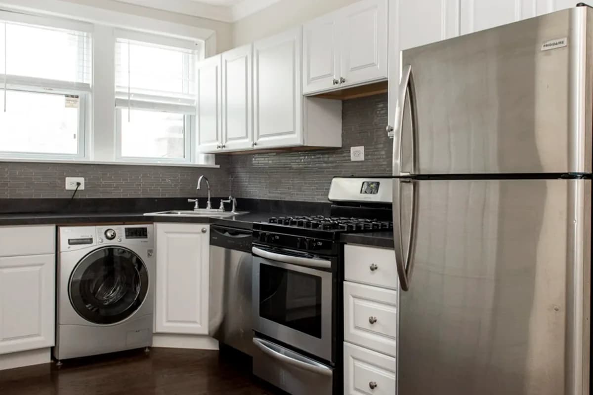 3815-23 N. Greenview Ave, Apt 2e — photo 1