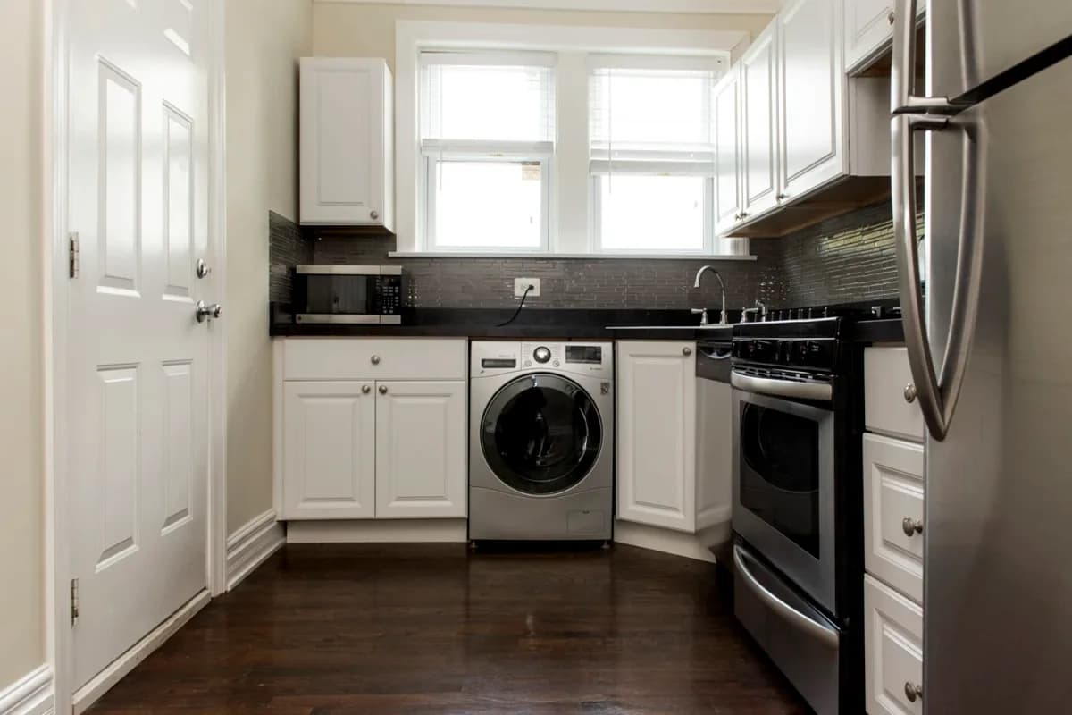 3815-23 N. Greenview Ave, Apt 2e — photo 2