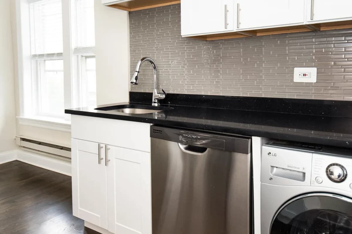 3819.5 N. Greenview Ave, Apt 2W — photo 2