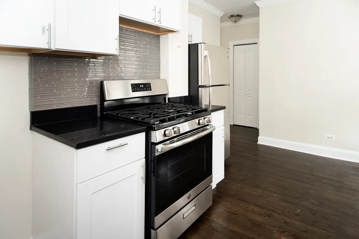 3819.5 N. Greenview Ave, Apt 2W — photo 4