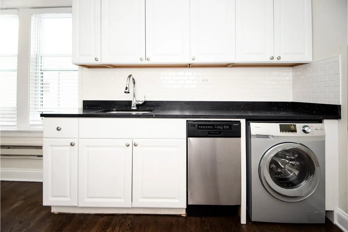 3815-23 N. Greenview Ave, Apt 3819-5-3w — photo 2
