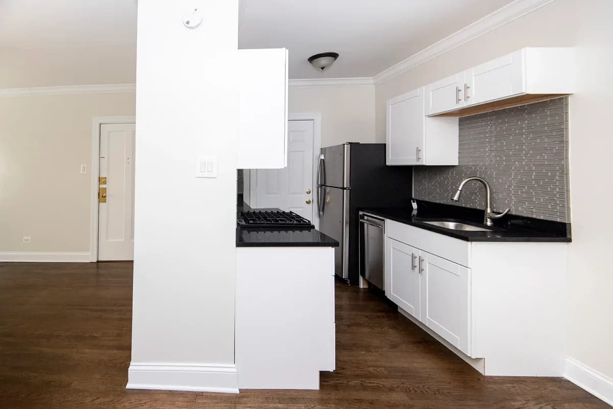 3815-23 N. Greenview Ave, Apt 1e — photo 2