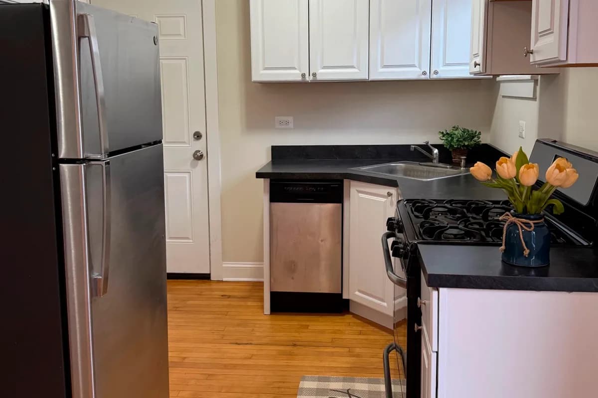3839-45 N. Greenview Ave, Apt 2e — photo 2