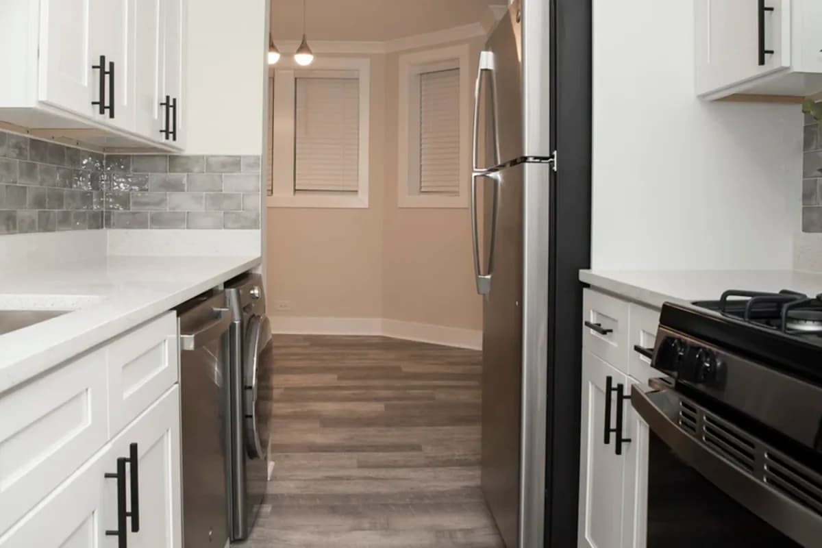 3839-45 N. Greenview Ave, Apt gdn — photo 1