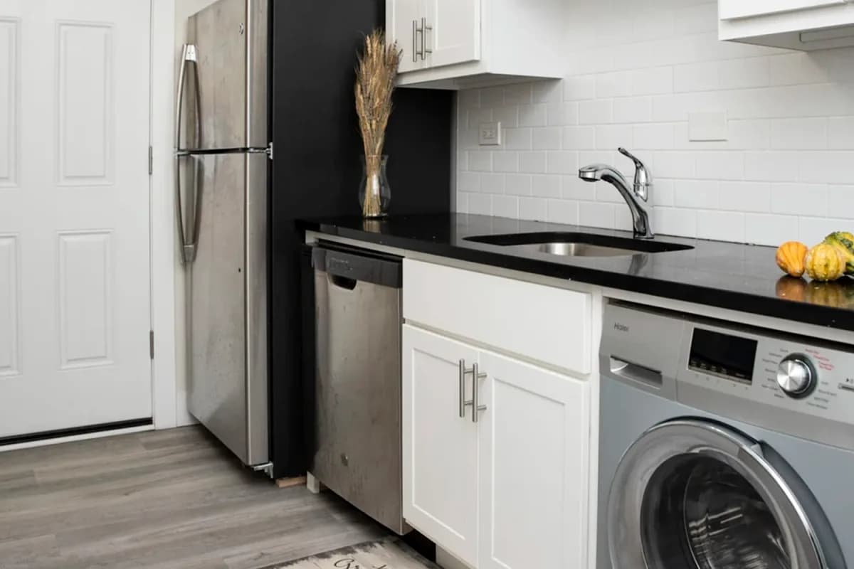 1415 W. Hutchinson St, Apt 1 — photo 1