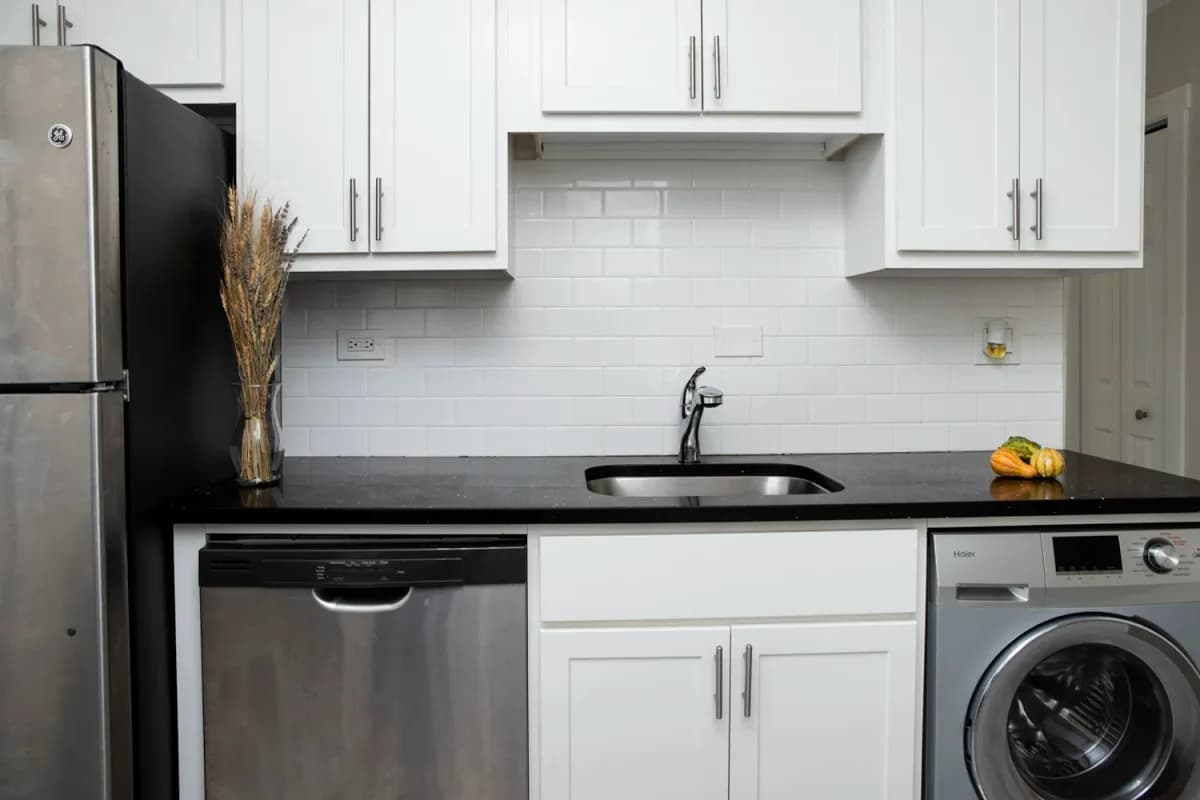 1415 W. Hutchinson St, Apt 1 — photo 2