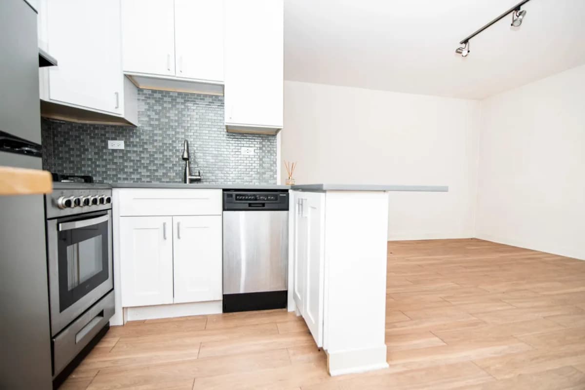 511 W. Belmont Ave, Apt 511-38 — photo 2