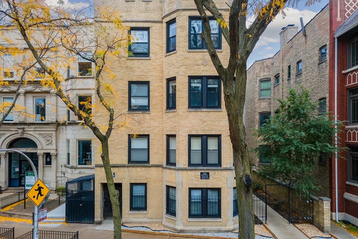 646-48 W. Roscoe St apartment building