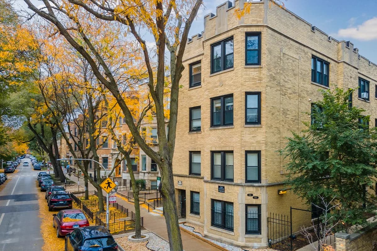 646-48 W. Roscoe St apartment building