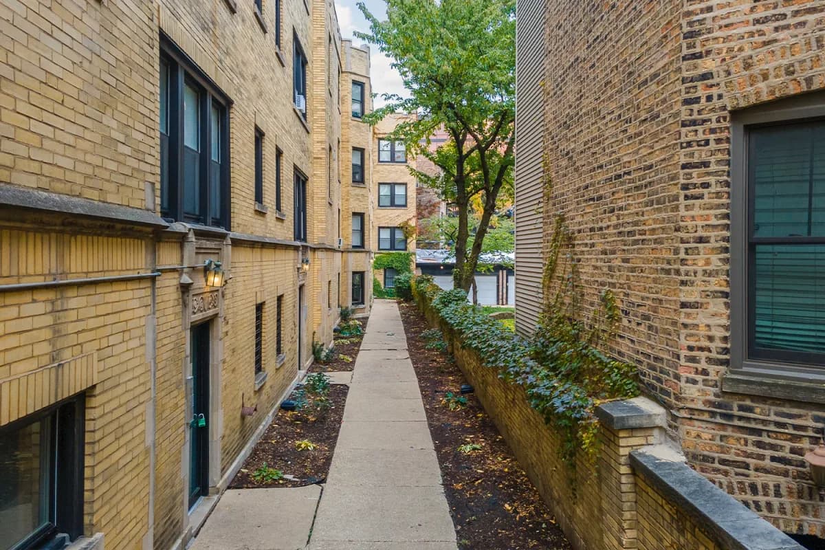 646-48 W. Roscoe St apartment building
