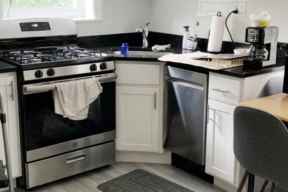 646-48 W. Roscoe St, Apt 1n — corner kitchen with black granite counters and subway tile backsplash