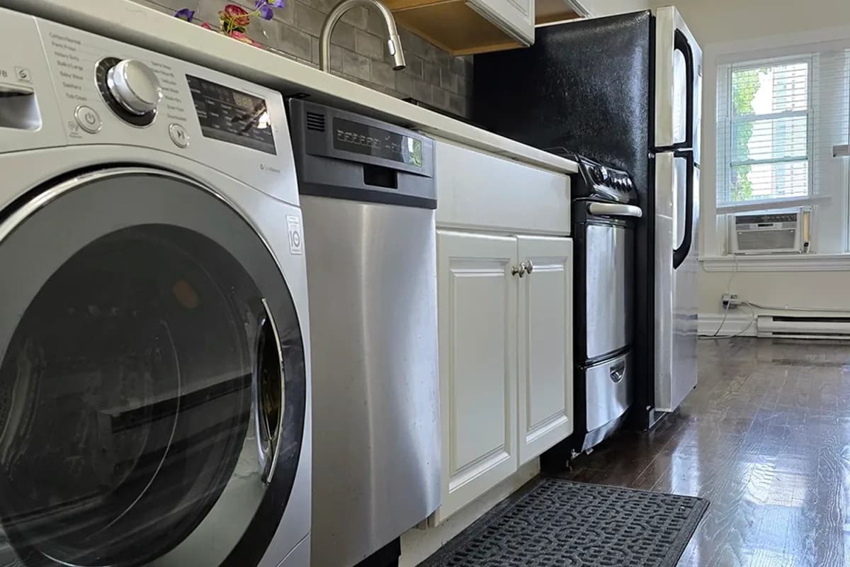 646-48 W. Roscoe St, Apt 3s — photo 1
