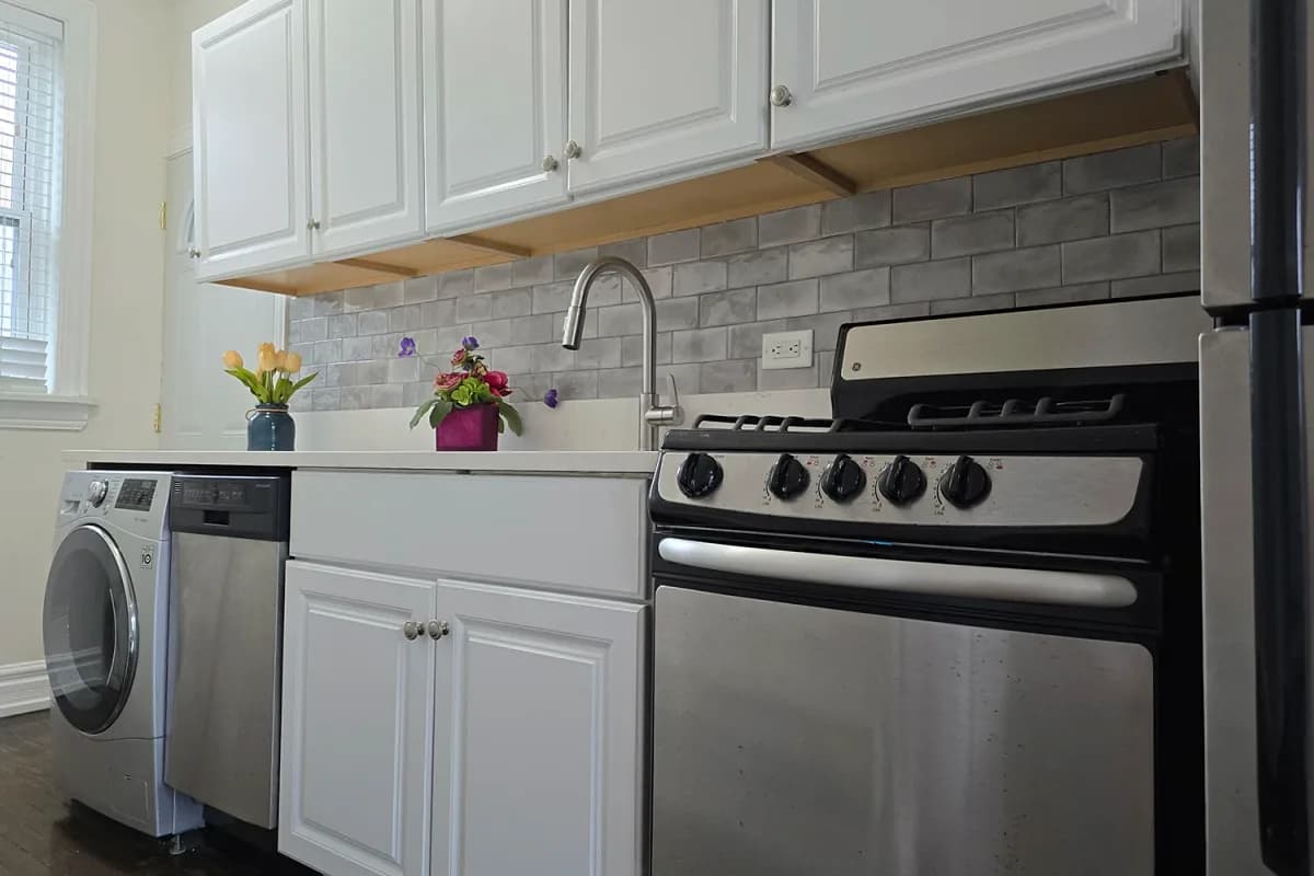 646-48 W. Roscoe St, Apt 3s — photo 2