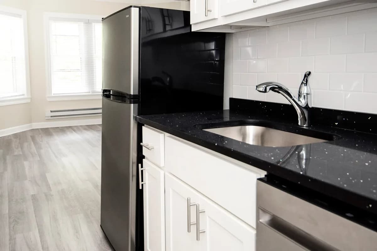 646-48 W. Roscoe St, Apt 1s — photo 2