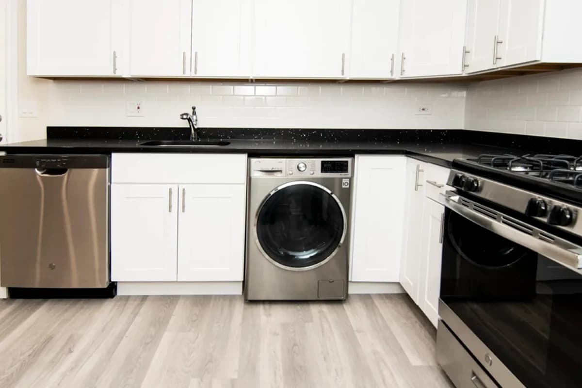 646-48 W. Roscoe St, Apt gd — photo 1