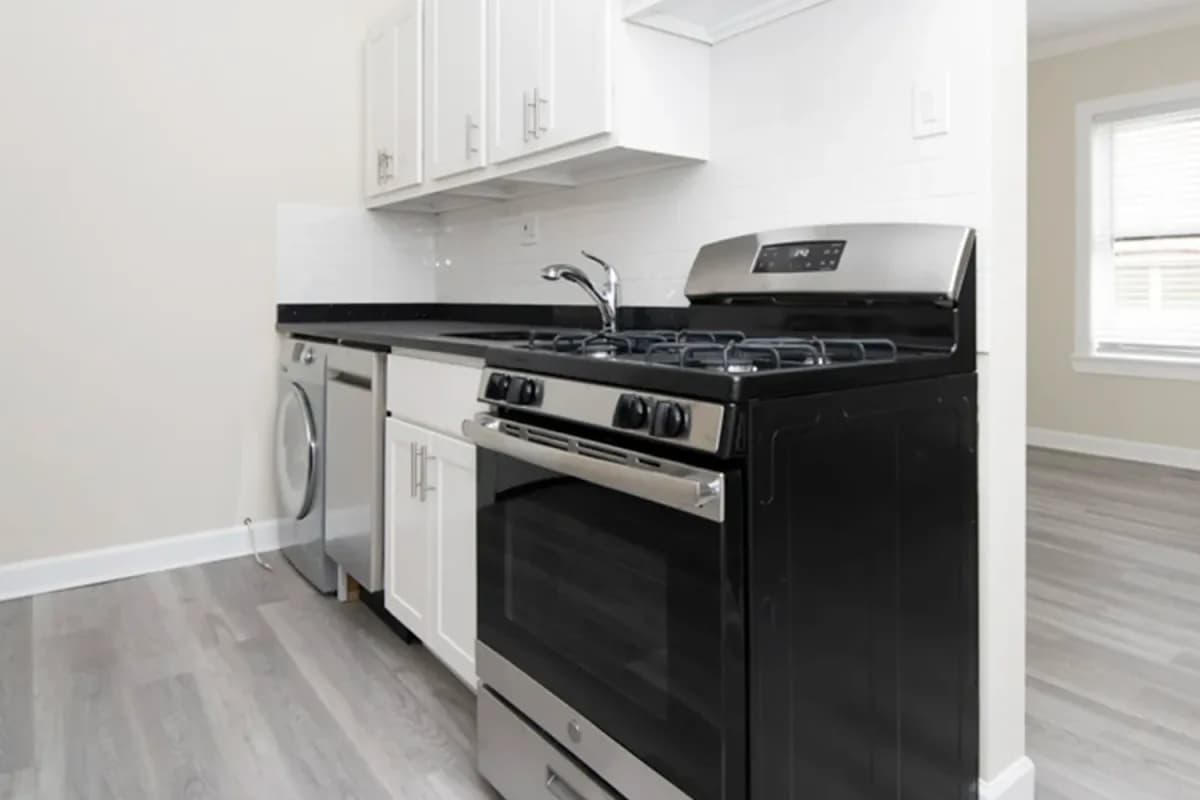 646-48 W. Roscoe St, Apt 648-1s — photo 1