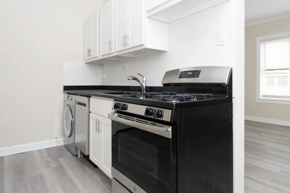 646-48 W. Roscoe St, Apt 3s — photo 1