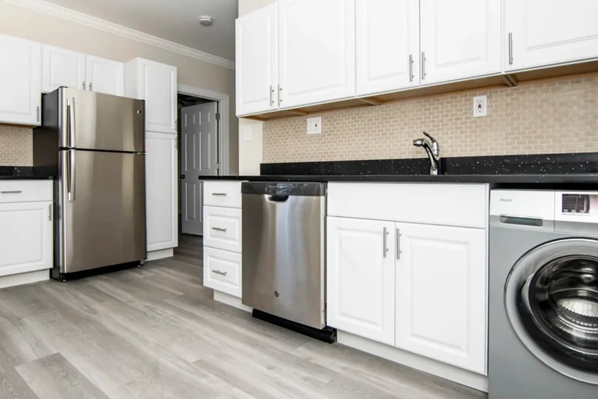 646-48 W. Roscoe St, Apt 1n — photo 1