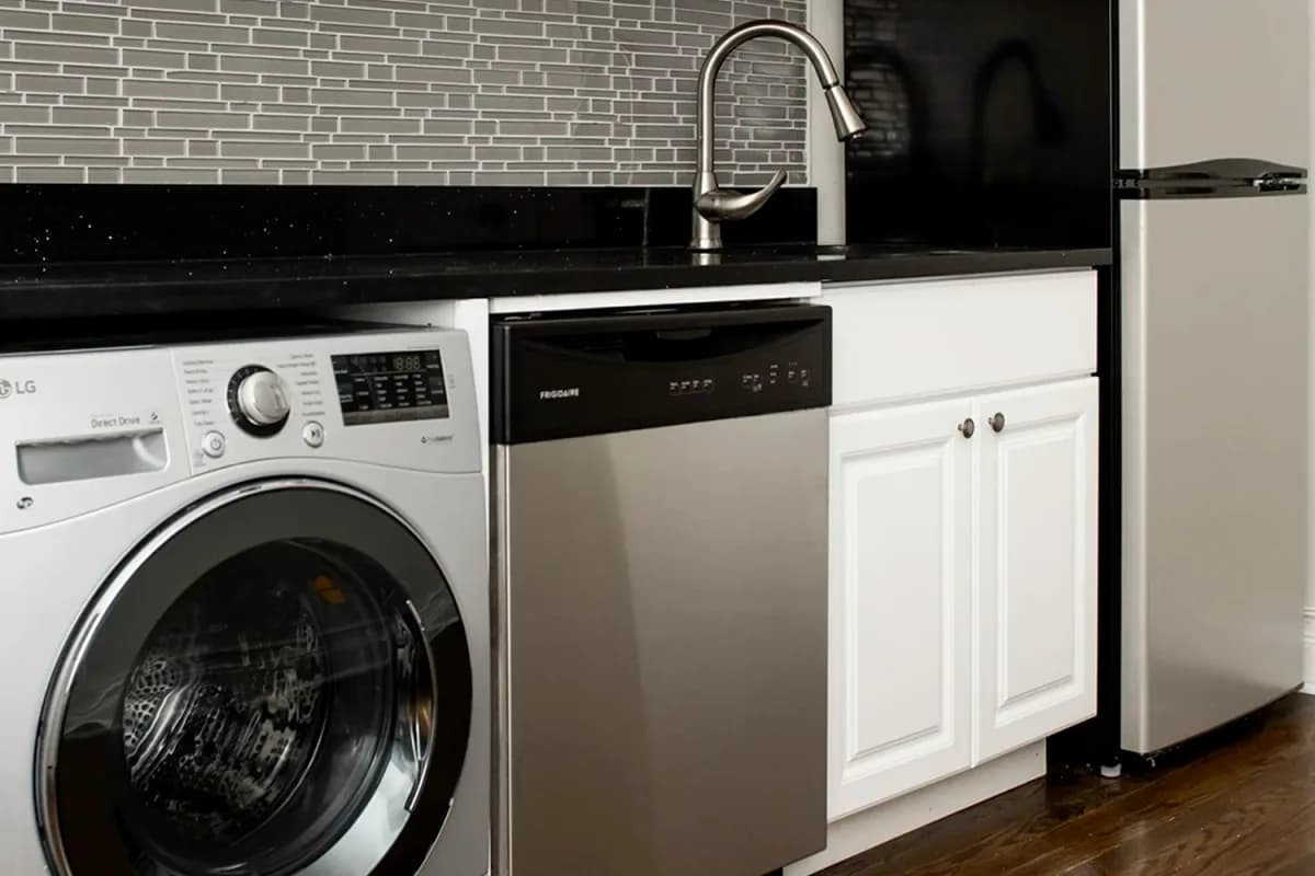 646-48 W. Roscoe St, Apt 3n — photo 1