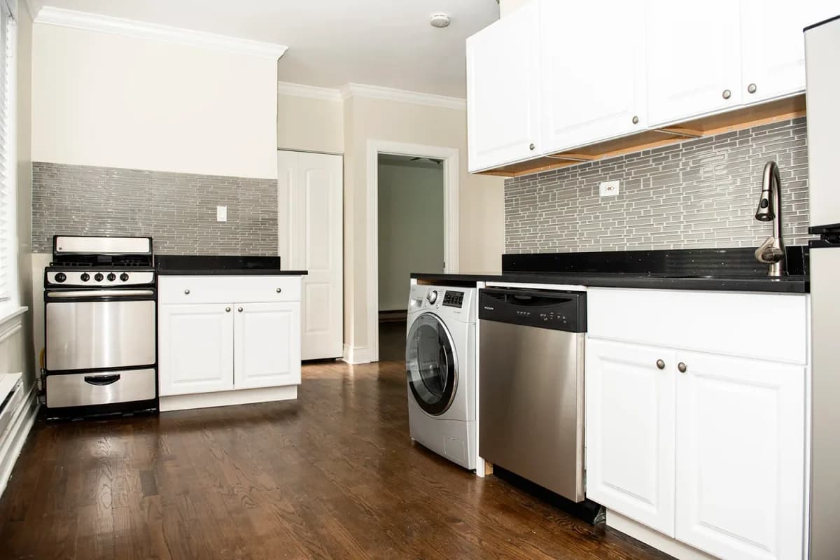 646-48 W. Roscoe St, Apt 3n — photo 2