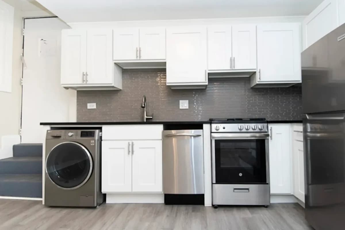 646-48 W. Roscoe St, Apt 648-5-gd — kitchen with white shaker cabinets and black quartz counters
