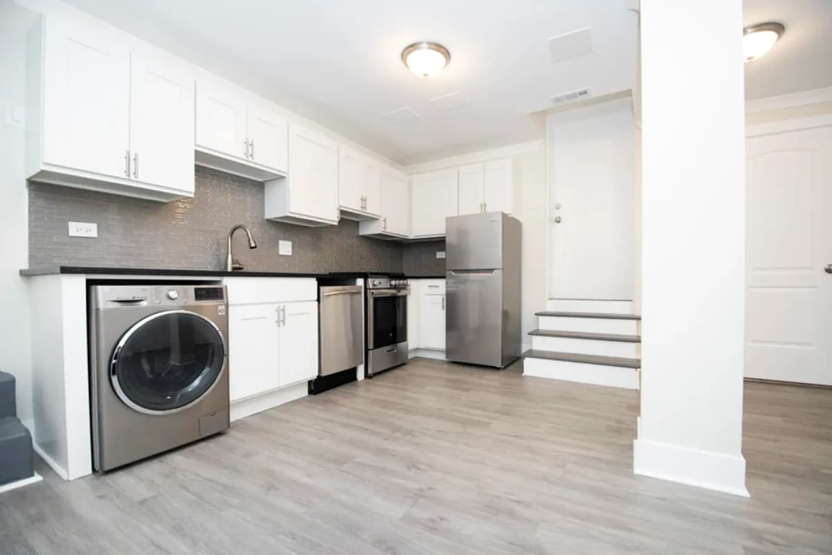 646-48 W. Roscoe St, Apt 648-5-gd — open kitchen and living area with structural column and gray plank flooring